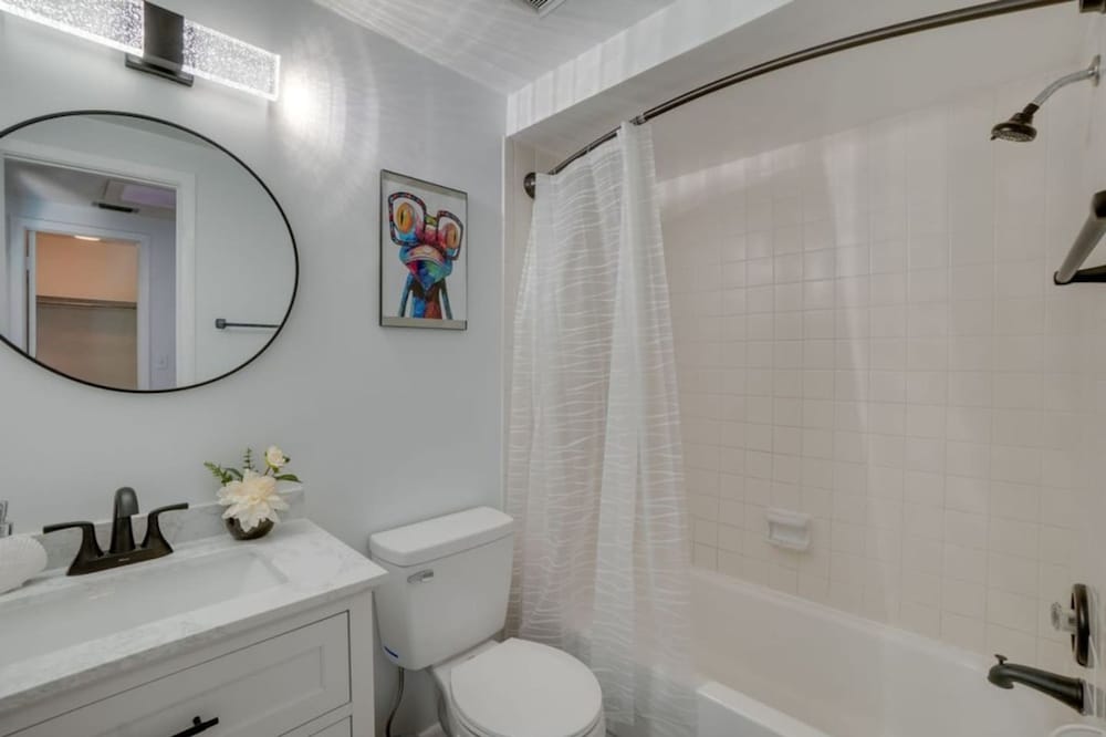 Pool Spacious Central Home 7mile to Beach