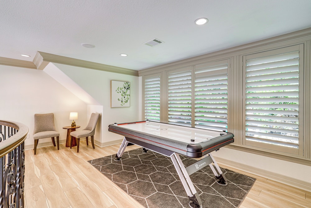 Private 25 Acre Estate w/ Lake: Fish & Canoe!