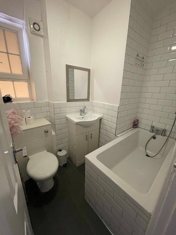 3 Bed Flat - Sleeps 6 - Parking - Wifi