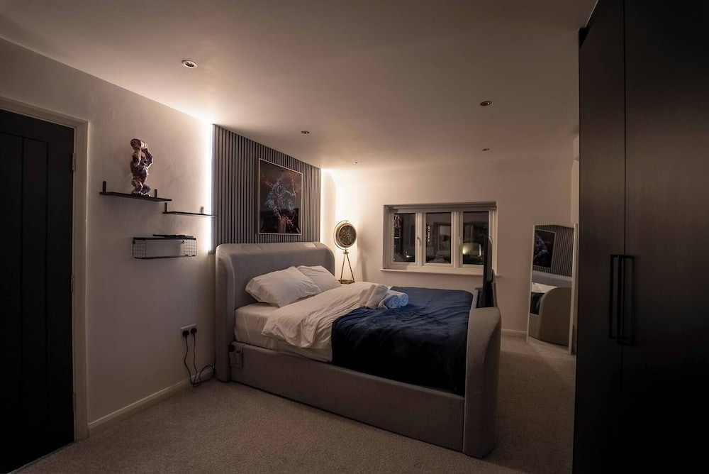 Luxury Retreat, Hot Tub, SK Massage Bed & Tesla