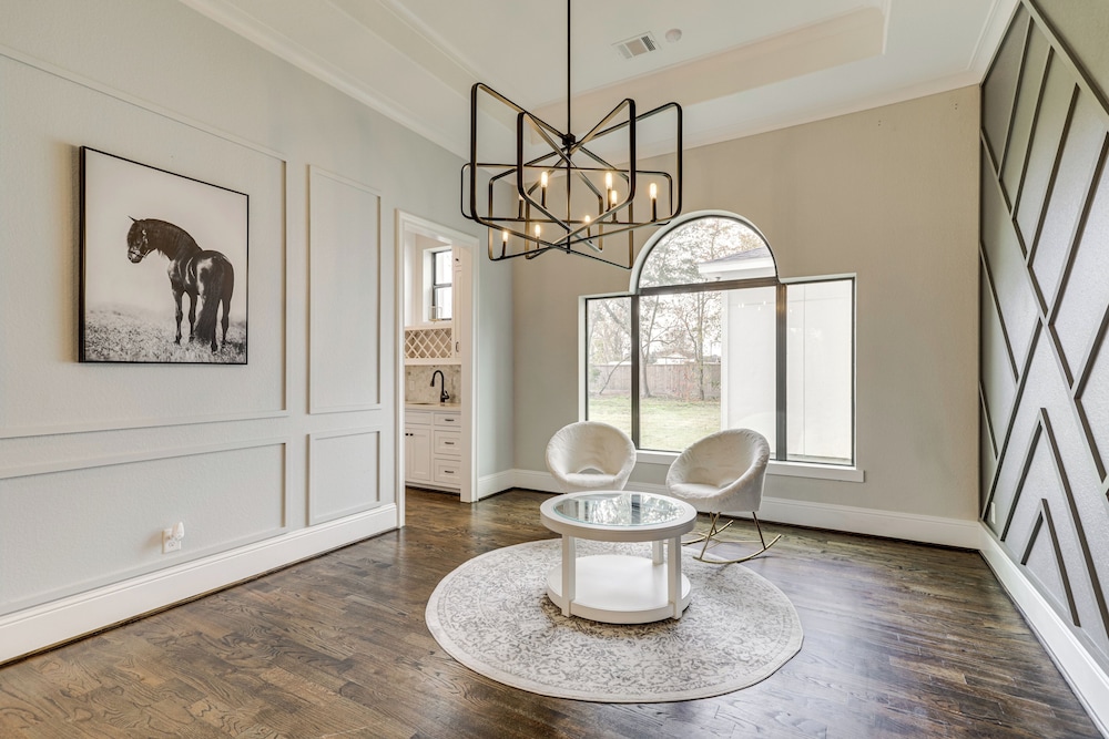 9 Mi to Downtown Houston: Spacious Group Getaway