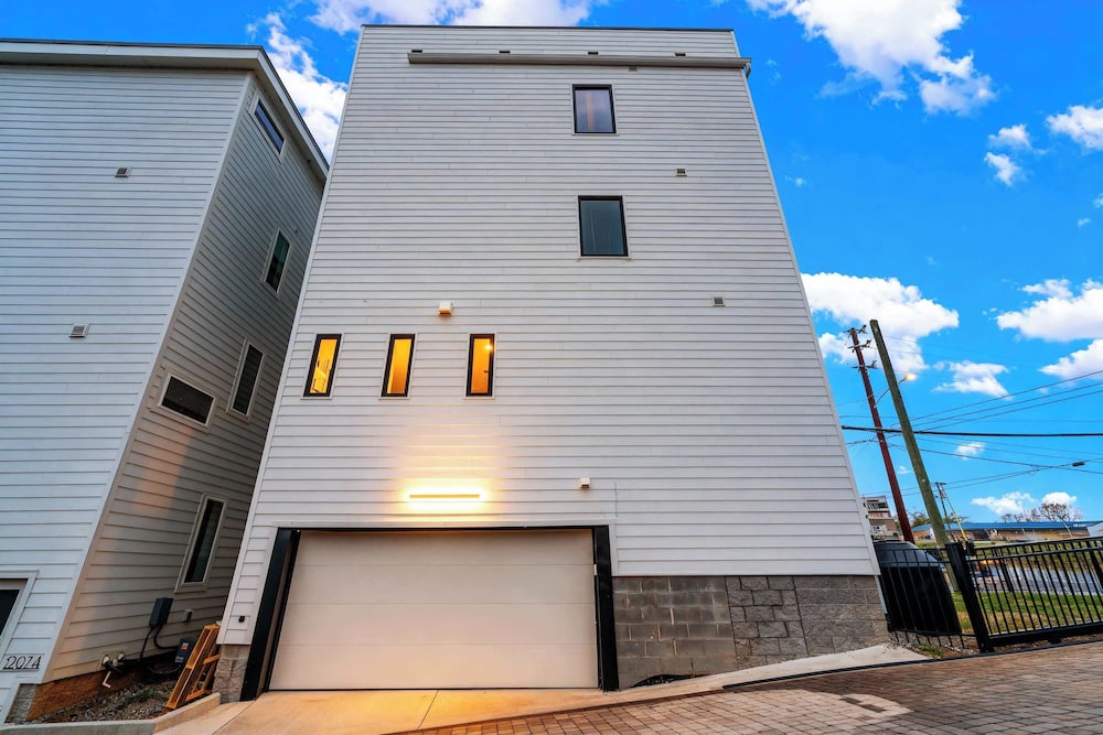 Elevator With Rooftop Hot Tub Pet-friendly Yard