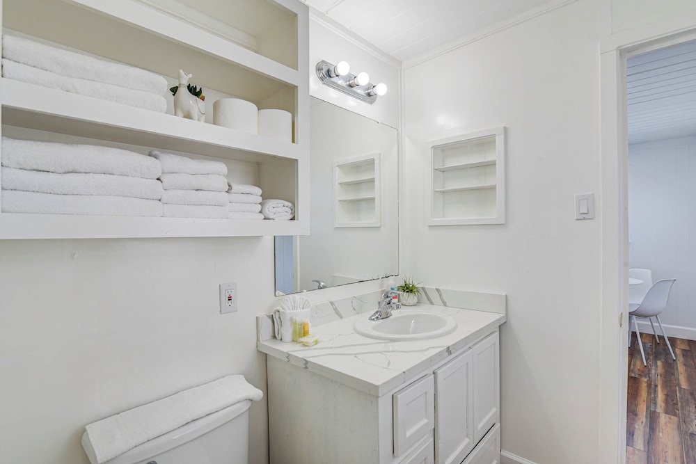 Pet-friendly Galveston Home: Walk to Beaches!