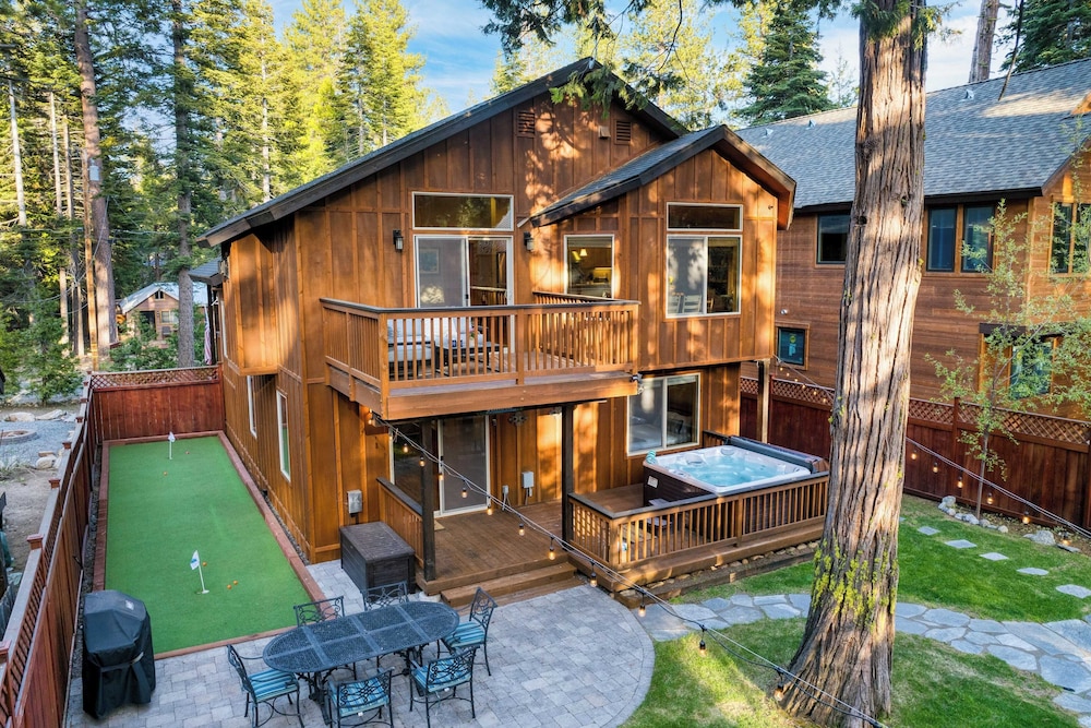 Washoe Chalet by Avantstay Game Room, Hot Tub, Putting Green & Fire Pit