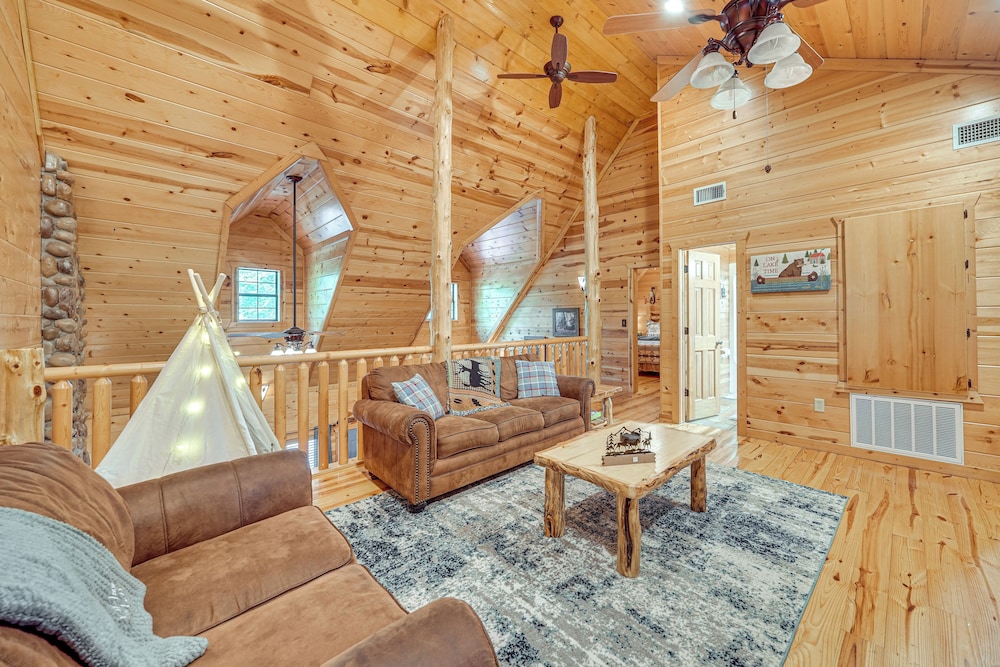 Hot Tub + Game Room: Family Retreat in Broken Bow