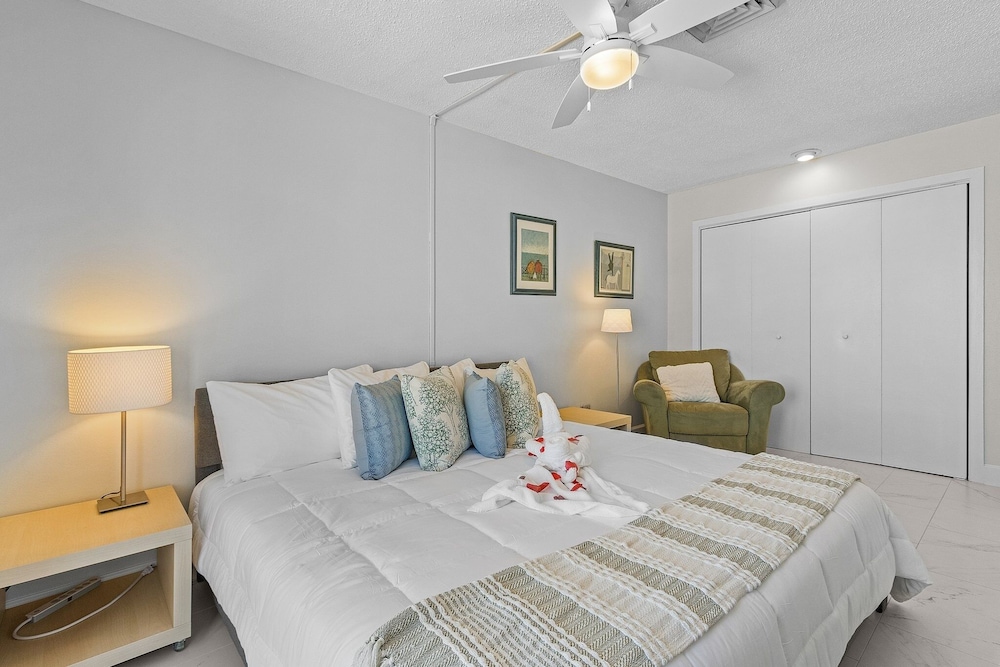 21591/3 Waterfront Duplex With Pool And Spa - Manor 4 Bedroom Home