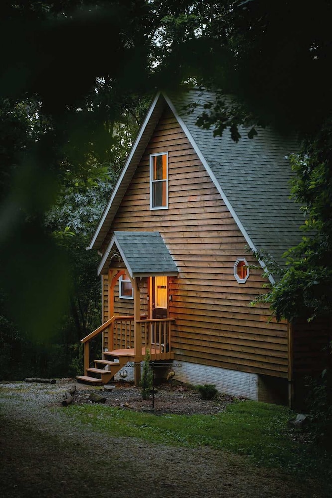 Cheerful Two Bdrm Cabin With Hot Tub & Pet Friendly