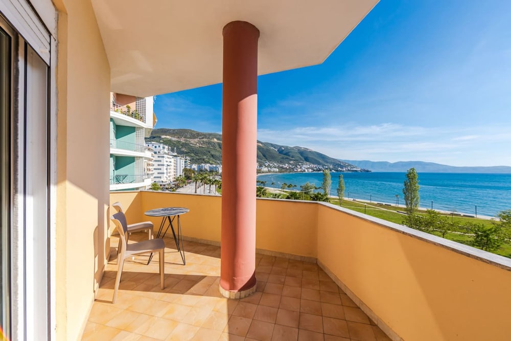 Beachfront Apartment - Near Beach City