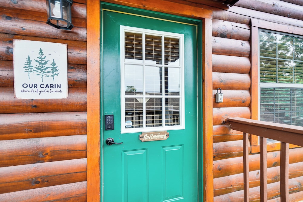 Hot Tub & Game Room: Sevierville Family Cabin!