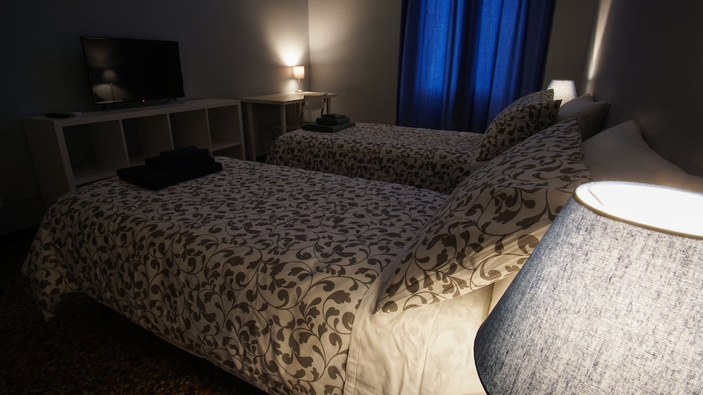 B&B L'approdo en Genoa — hotel room