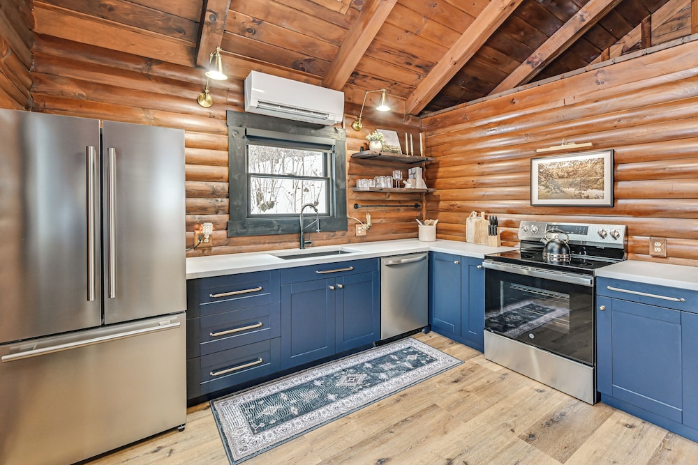 Peaceful Cabin w/ Hot Tub in Dundee: Dogs Welcome
