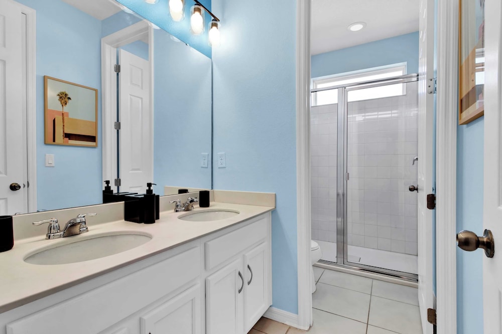 Sleeps 20! 9bdr, Star Wars-themed Game Room, Pool, Hot Tub Nassau by Avantstay