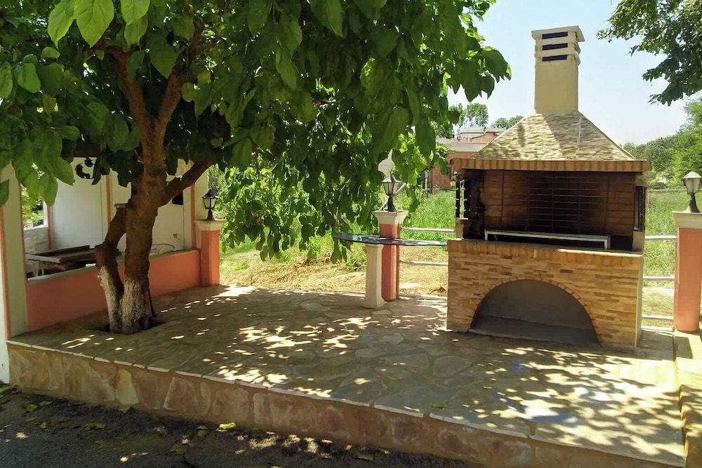 Pink House Socrates Corfu Courtyard Apartment