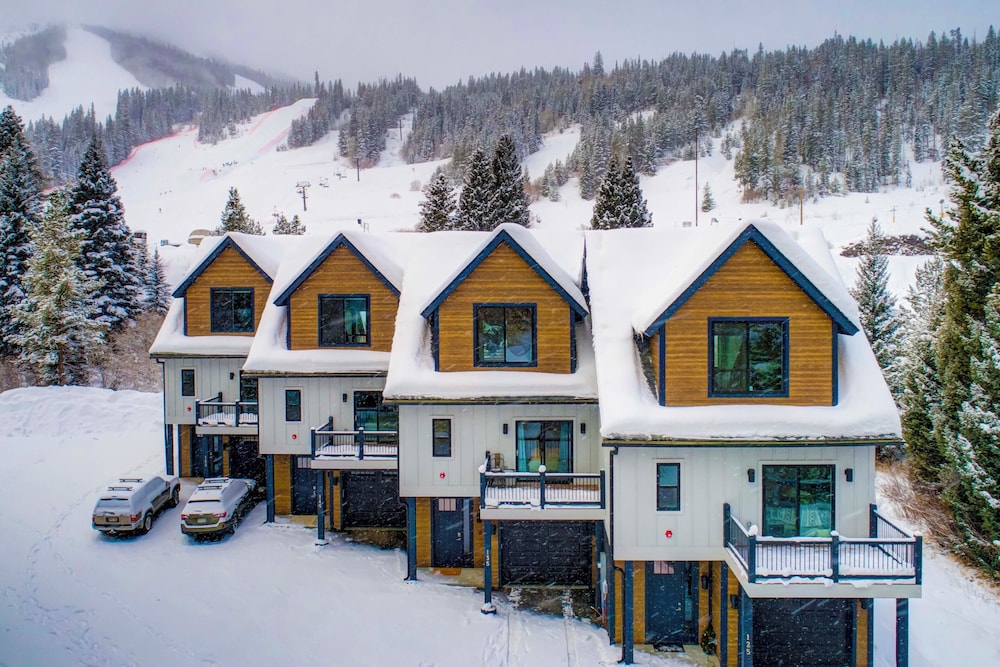 Ski-in/ski-out Gemini Lift Access! Home w/ Hot Tub