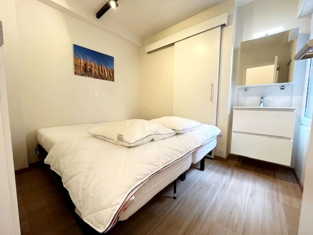 Apartment in Wenduine With Stunning Sea Views