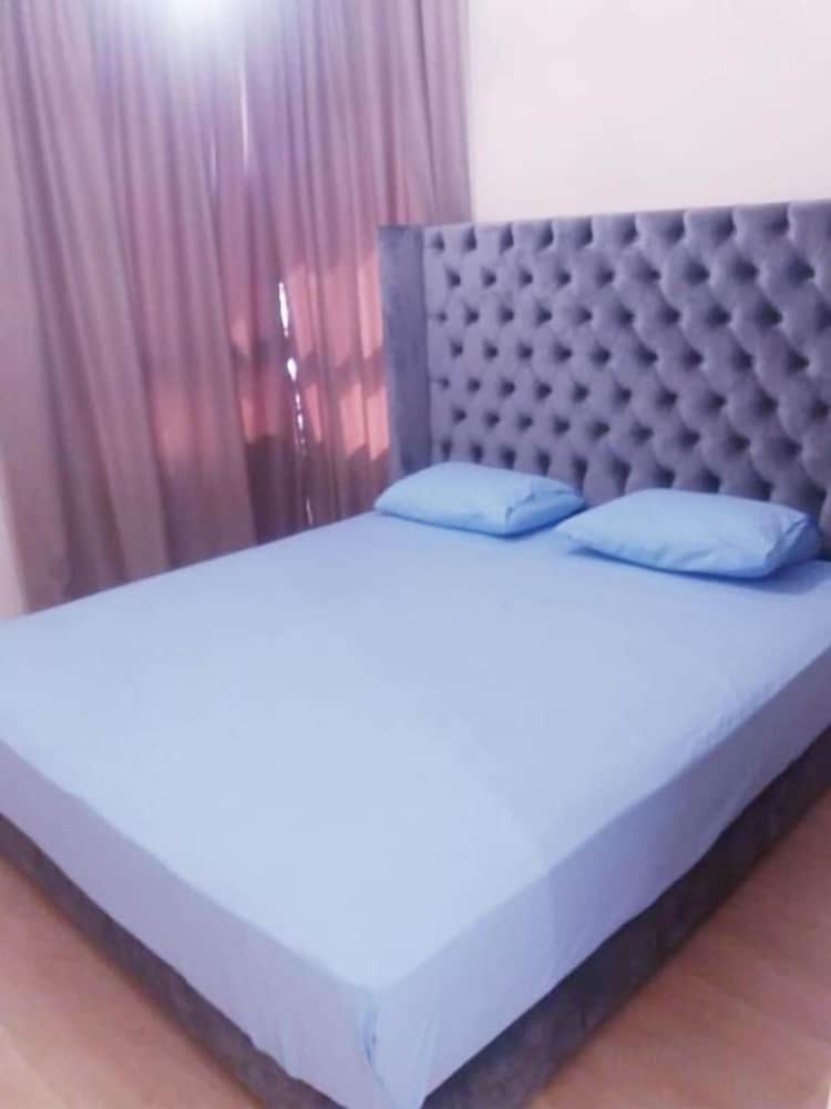 Jad Airport Luxury Apart Golf Pool view 4