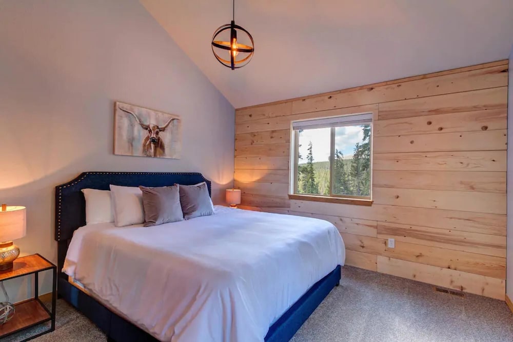 High Alpine Lodge Stunning Views of Pikes Peek Hot Tub Garage 4 Bedrooms view 3