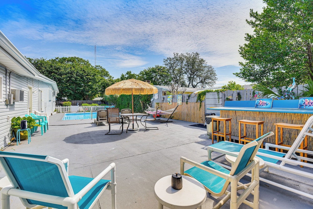 Fort Walton Beach Studio w/ Shared Pool & Patio!