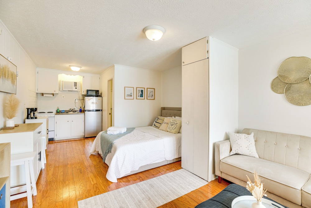 Walk to North Myrtle Beach: Studio w/ Pool Access!