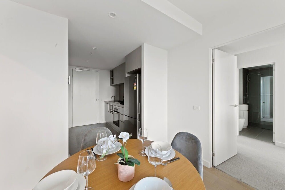 A Chic 2BR Apt Near Melbourne CBD w/ Free Parking
