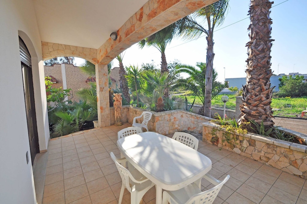 Villa Magnolia 1 Sleeps 8 Close to the sea