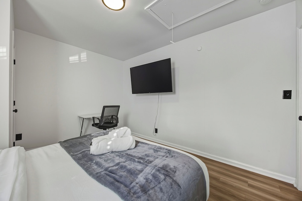 Modern Newly Renovated 3-bedroom in Historic West End