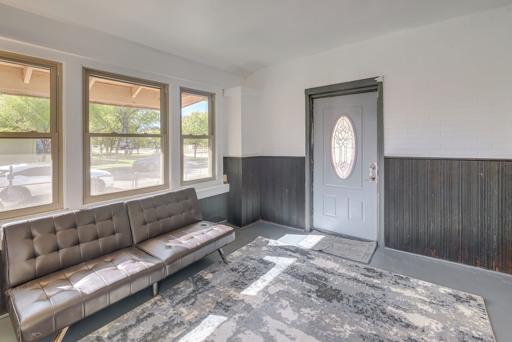 Walk to Main Street: Charming Roswell Home!