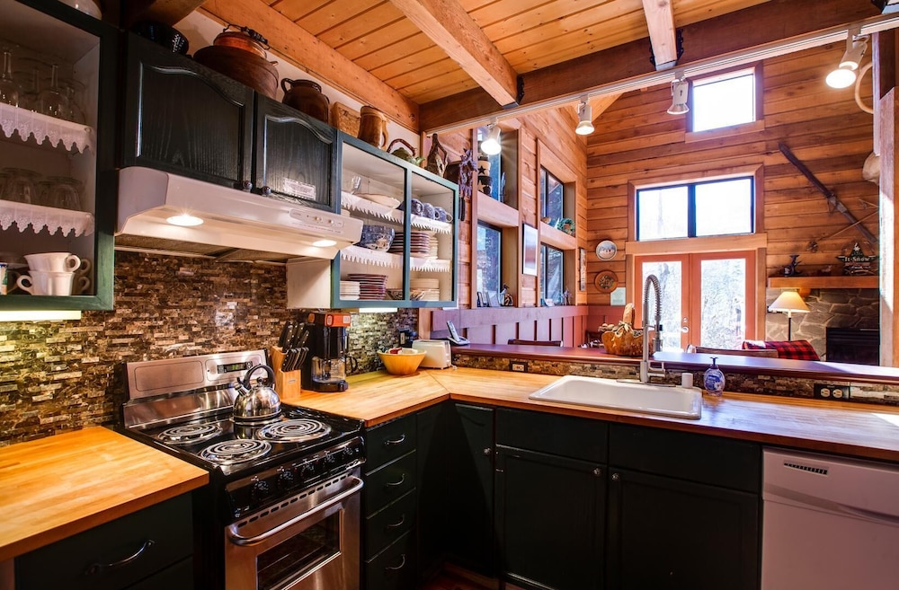 44mbr - Hot Tub- Pets Ok - Wifi - Bbq - Sleeps 8 2 Bedroom Home by RedAwning