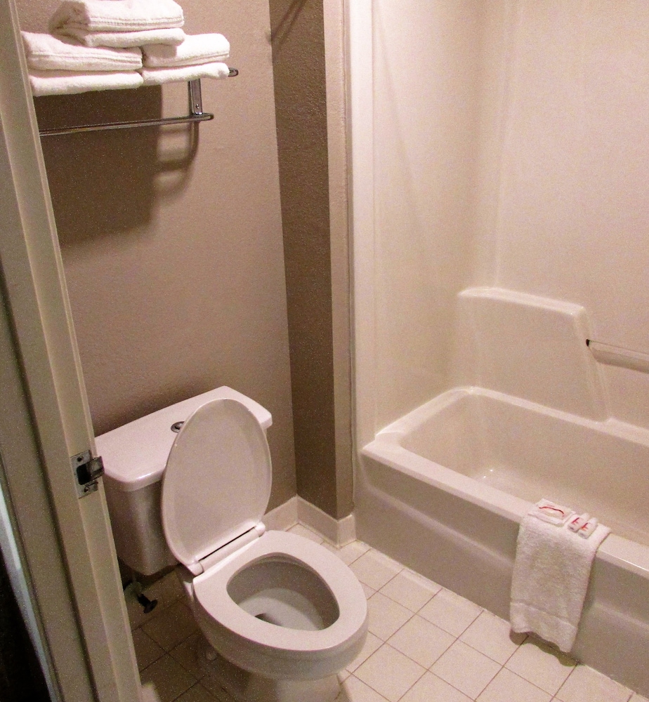 Days Inn  Suites by Wyndham Fort Valley - Property Image 2