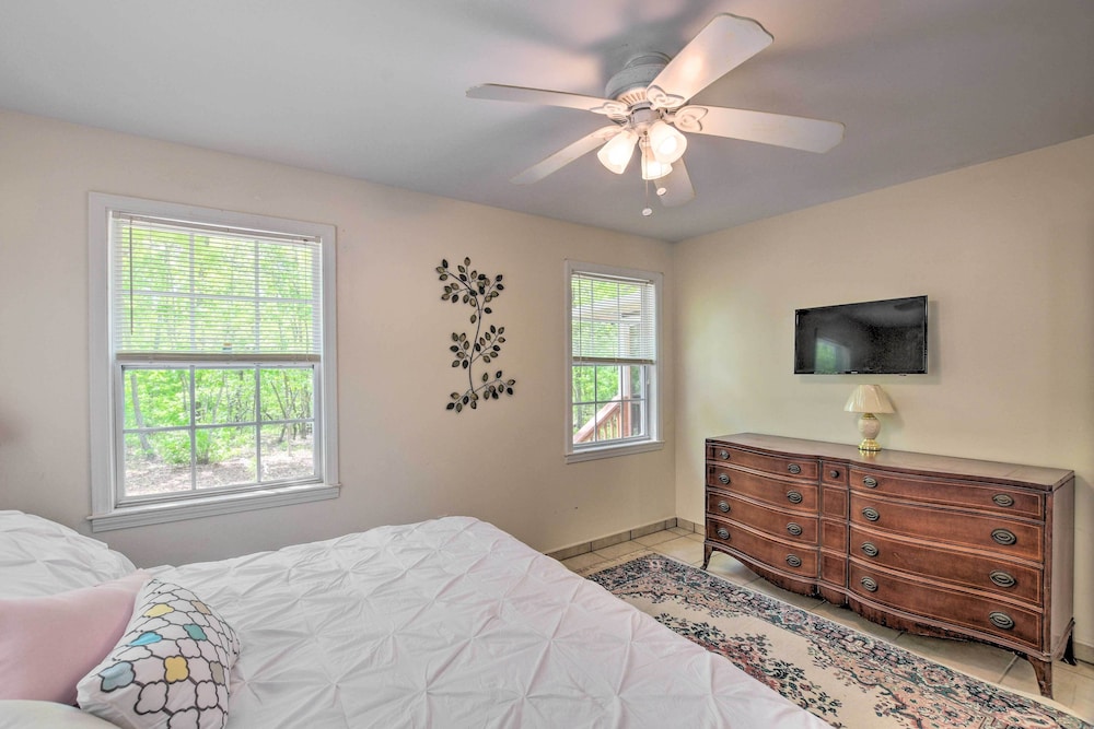 9 Mi to Devils Fork State Park: Getaway w/ Porch! view 3