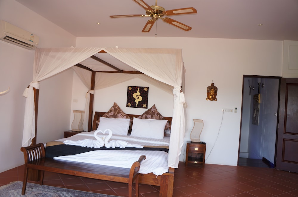 VIP Chain Resort Pool Villa