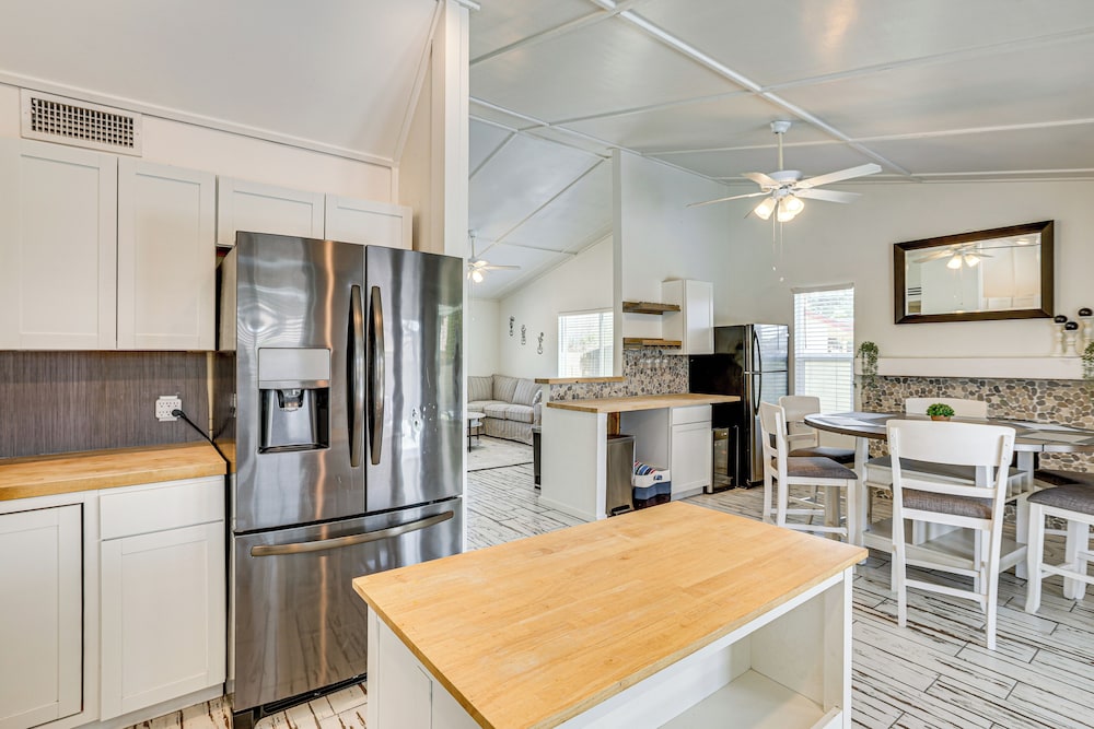 Welcoming Retreat w/ Pool & Patio in Peoria!