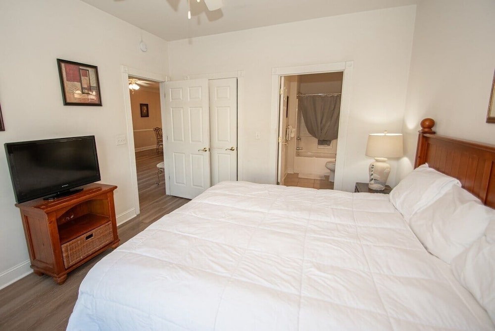 Magnolia Pointe Luster Leaf 4879-103 2 Bedroom Condo
