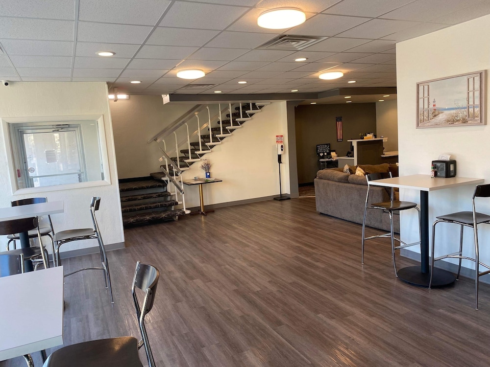 Days Inn by Wyndham Manitowoc view 4