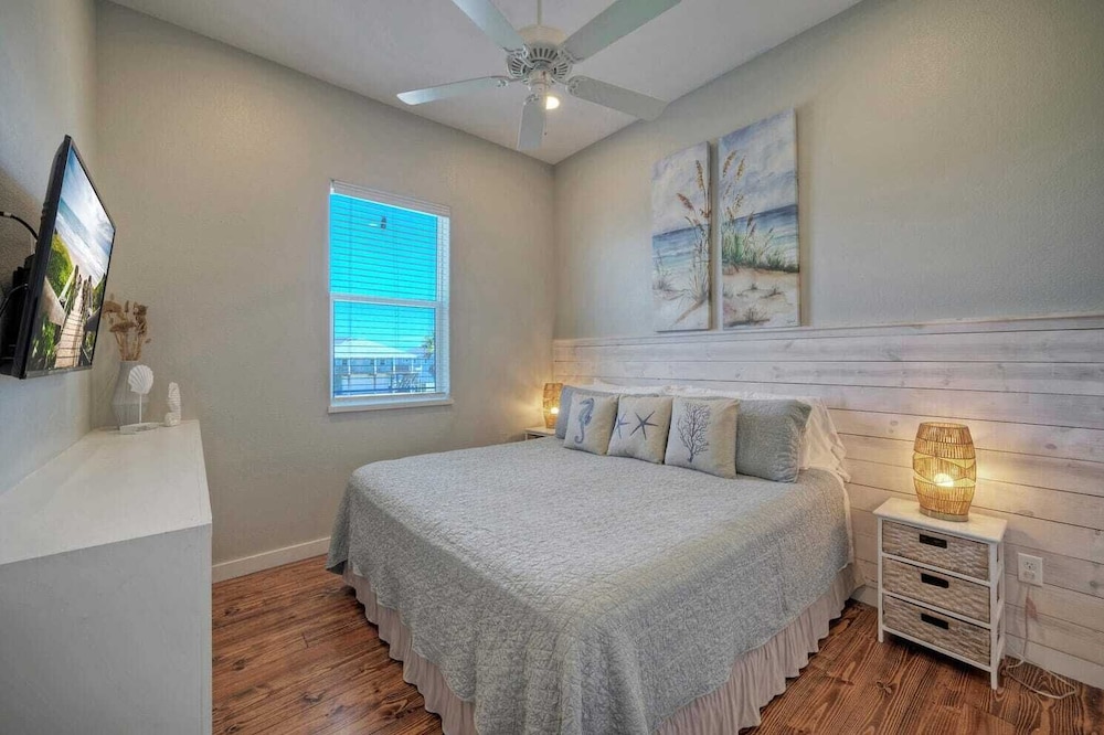 Sleeps 24, 2 Homes Pool, Backyard Tiki Bar, Fire Pit, Cornhole Walk to Beach
