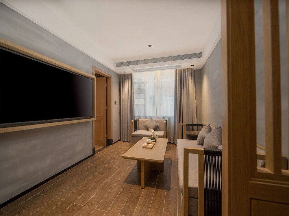 Trendy Romantic Hotel Guangzhou Panyu Qiaonan Aoyuan Plaza Branch - Free Deliver Service to Canton Fair Complex During Canton Fair Period