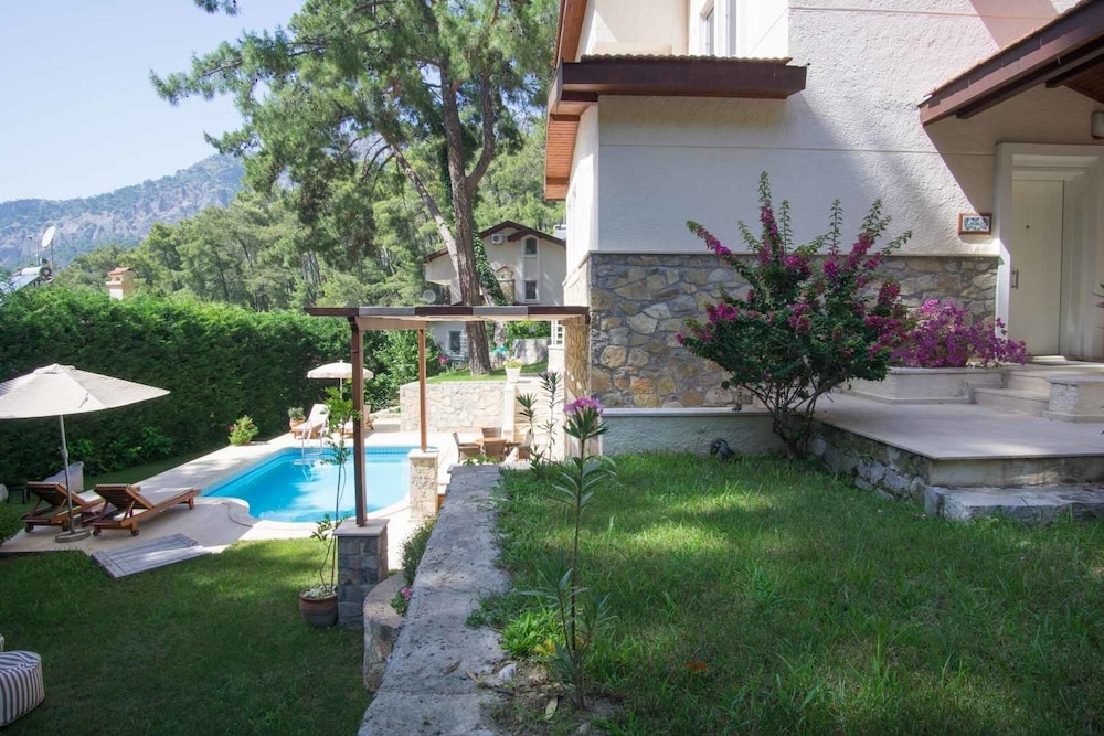 Larmos Villa