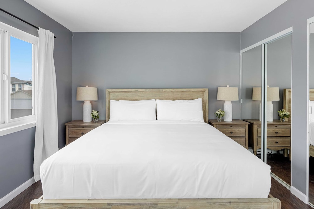 Topside Newport Rooftop Balcony + Ocean Views + Walk to Pier, Marina Village
