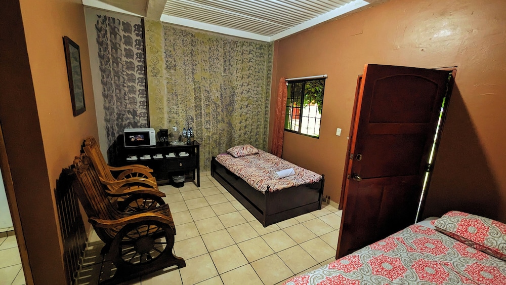 1961 Los Naranjos Hostal