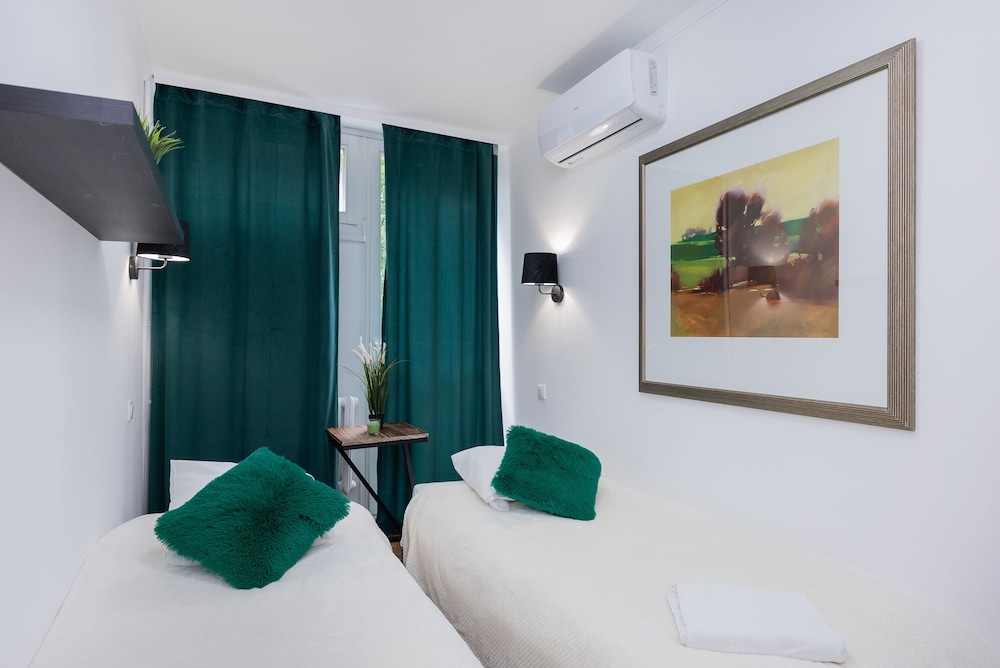 UNIT Short Rent Apartment by Warsaw Metro Station