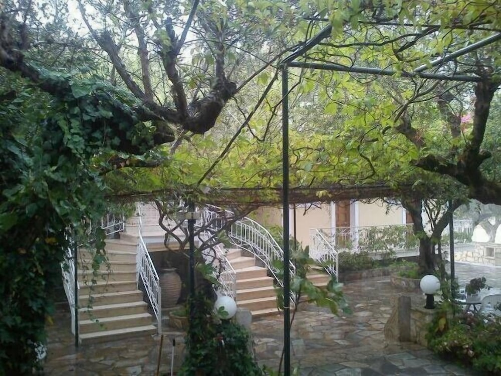 Sofos Apartments