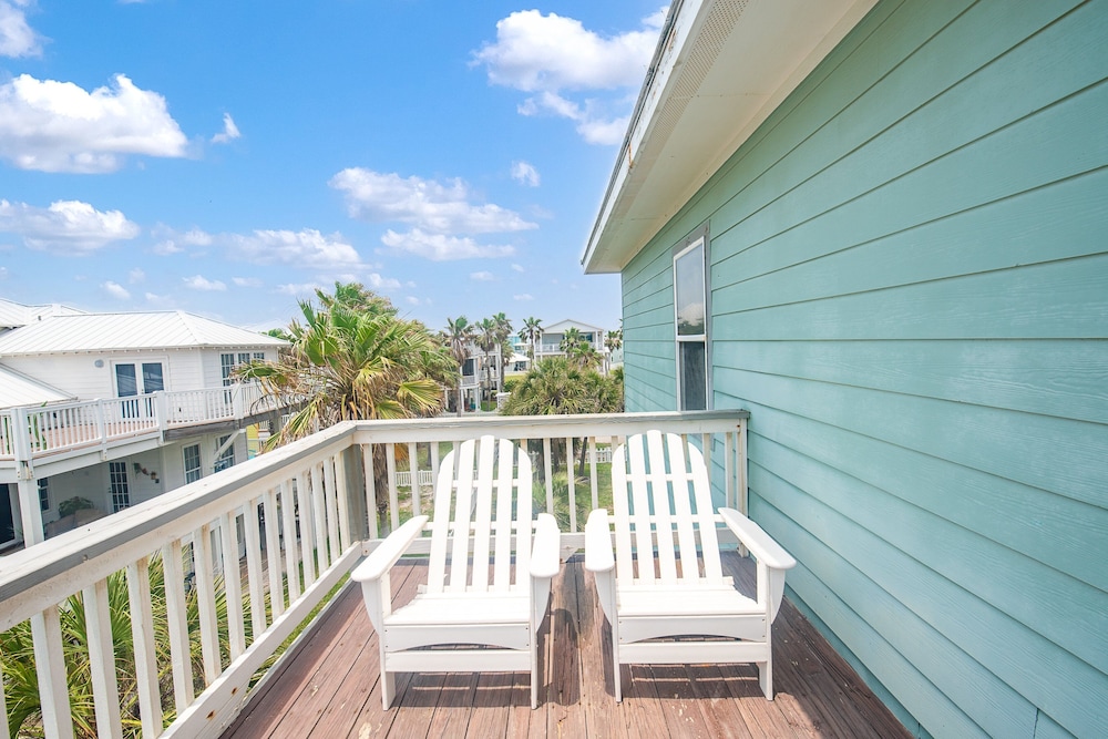 Beach Front Baby Ocean Views, Golf Cart & Pet Friendly!
