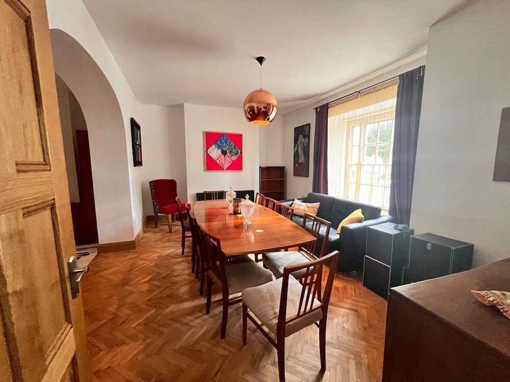 Spacious 6 Bedroom Retreat in Milford Haven