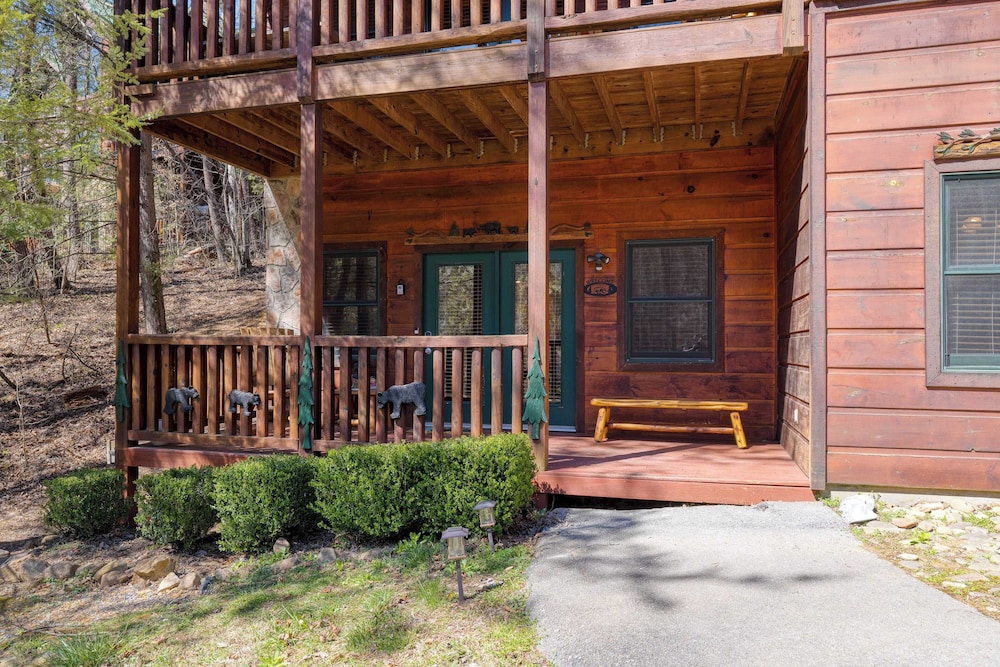 Hottub, Game Room, Forest Views, Near Gatlinburg Four Bears Lodge by Avantstay