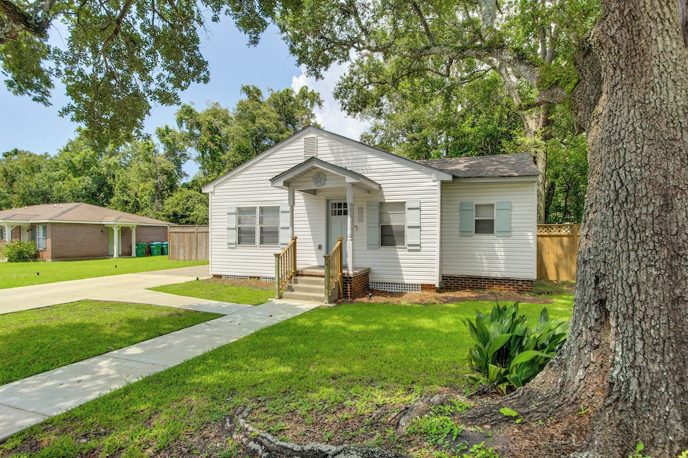Walk to Beach, Gazebo w/ Hot Tub: Gulfport Gem!