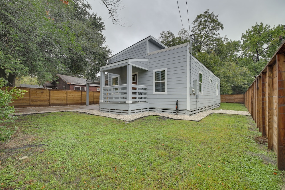 Gated Houston Home w/ Large Yard: 4 Mi to Downtown view 2