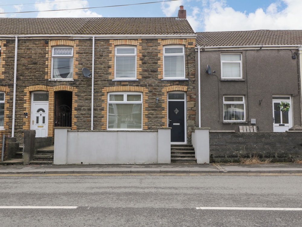 32 Bridgend Road