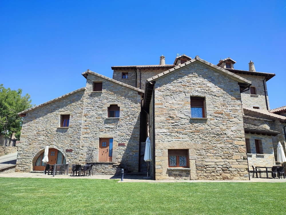 Casas Pirineo Aínsa: Historic Palace & Garden