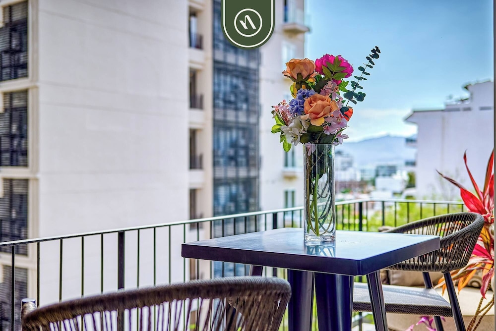 Centric 2BR Condo- Balcony - Rooftop Pool
