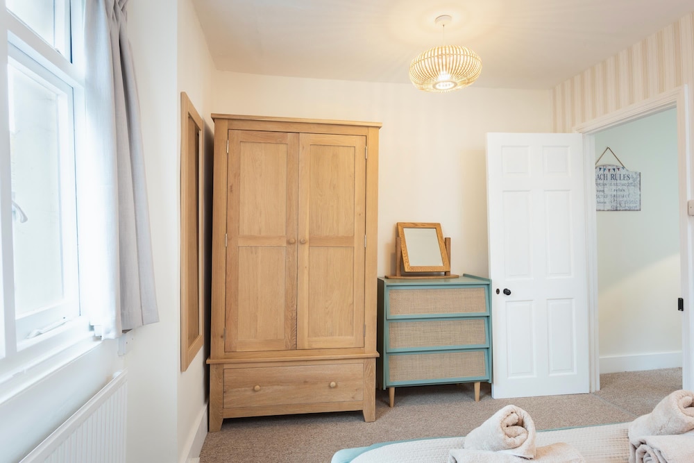 Host Stay Coombe Cottage